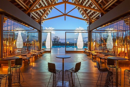 African-themed indoor/outdoor bar at Lopesan Baobab