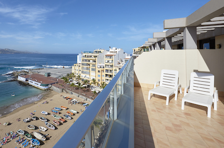 Terrace with a sea view at NH Imperial Playa Hotel