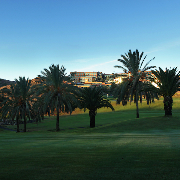 Salobre Old Course's 18th hole with Salobre Hotel Resort & Serenity in the background