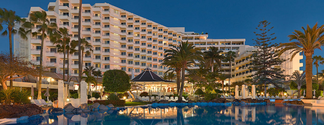 H10 Palmeras: night view of pool and hotel