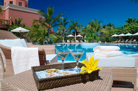 Drinks by the pool at Las Madrigueras Hotel